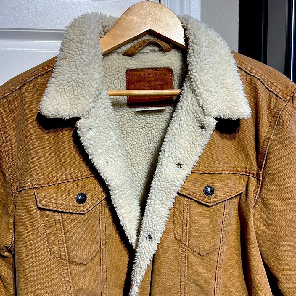 Selling this gorgeous women’s canvas lined Levi’s jacket